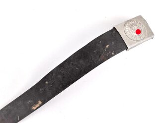Ausgeh Koppel für Angehörige des Heeres. Aluminiumschloss mit aufgelegtem Emblem, der Lacklederriemen hat sich vom Unterfutter gelöst. Ungereinigt. Länge des Riemen 99cm