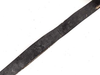 Ausgeh Koppel für Angehörige des Heeres. Aluminiumschloss mit aufgelegtem Emblem, der Lacklederriemen hat sich vom Unterfutter gelöst. Ungereinigt. Länge des Riemen 99cm