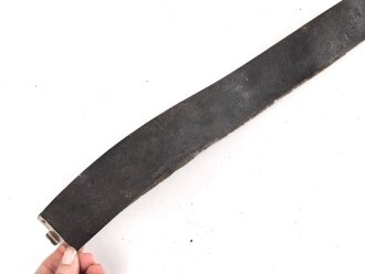 Ausgeh Koppel für Angehörige des Heeres. Aluminiumschloss mit aufgelegtem Emblem, der Lacklederriemen hat sich vom Unterfutter gelöst. Ungereinigt. Länge des Riemen 99cm