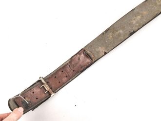 Ausgeh Koppel für Angehörige des Heeres. Aluminiumschloss mit aufgelegtem Emblem, der Lacklederriemen hat sich vom Unterfutter gelöst. Ungereinigt. Länge des Riemen 99cm