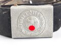 Ausgeh Koppel für Angehörige des Heeres. Aluminiumschloss mit aufgelegtem Emblem, der Lacklederriemen hat sich vom Unterfutter gelöst. Ungereinigt. Länge des Riemen 99cm