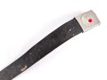 Ausgeh Koppel für Angehörige des Heeres. Aluminiumschloss mit aufgelegtem Emblem, der Lacklederriemen hat sich vom Unterfutter gelöst. Ungereinigt. Länge des Riemen 99cm