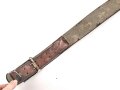 Ausgeh Koppel für Angehörige des Heeres. Aluminiumschloss mit aufgelegtem Emblem, der Lacklederriemen hat sich vom Unterfutter gelöst. Ungereinigt. Länge des Riemen 99cm