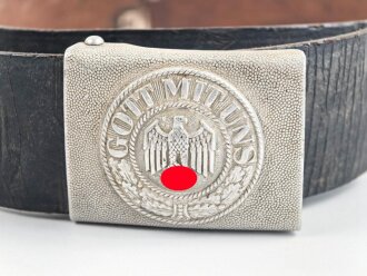 Ausgeh Koppel für Angehörige des Heeres. Aluminiumschloss mit aufgelegtem Emblem, der Lacklederriemen weich. Ungereinigt. Länge des Riemen 104cm