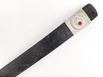 Ausgeh Koppel für Angehörige des Heeres. Aluminiumschloss mit aufgelegtem Emblem, der Lacklederriemen weich. Ungereinigt. Länge des Riemen 104cm