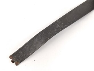 Koppel für Angehörige der Waffen SS. Eisenschloss verbeult und entnafiziert, an Koppelriemen aus gummibeschichtetem Gewebe. Ungereinigt, Länge des Riemen 94cm