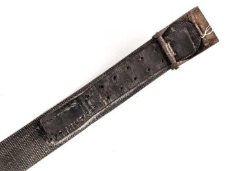 Koppel für Angehörige der Waffen SS. Eisenschloss verbeult und entnafiziert, an Koppelriemen aus gummibeschichtetem Gewebe. Ungereinigt, Länge des Riemen 94cm