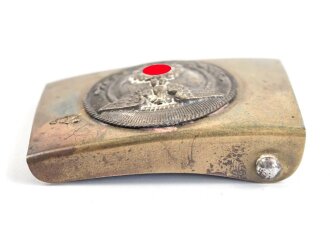 Koppelschloss für Angehörige der SA. Kleine Ausführung in knapp 40mm, auf der Spitze stehendes Hakenkreuz. Hersteller LF