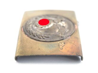 Koppelschloss für Angehörige der SA. Kleine Ausführung in knapp 40mm, auf der Spitze stehendes Hakenkreuz. Hersteller LF