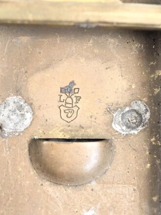 Koppelschloss für Angehörige der SA. Kleine Ausführung in knapp 40mm, auf der Spitze stehendes Hakenkreuz. Hersteller LF