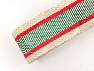 Ungarn, Ordensband zur Kriegs Erinnerungsmedaille 1914-1918. Breite 30mm, sie erhalten je 15cm von der Rolle angeschnitten