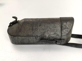 1.Weltkrieg, Tasche für den eisernen Armeefernsprecher aus feldgrau lackiertem Blech . Ungereinigtes Stück, der Trageriemen alt nachträglich befestigt und trocken.