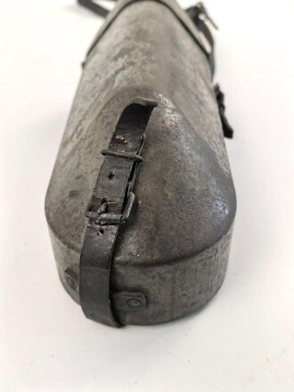 1.Weltkrieg, Tasche für den eisernen Armeefernsprecher aus feldgrau lackiertem Blech . Ungereinigtes Stück, der Trageriemen alt nachträglich befestigt und trocken.
