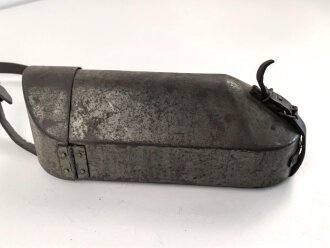 1.Weltkrieg, Tasche für den eisernen Armeefernsprecher aus feldgrau lackiertem Blech . Ungereinigtes Stück, der Trageriemen alt nachträglich befestigt und trocken.