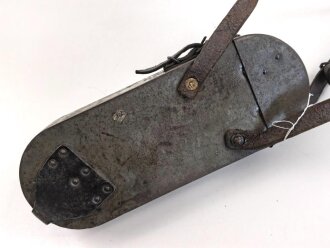 1.Weltkrieg, Tasche für den eisernen Armeefernsprecher aus feldgrau lackiertem Blech . Ungereinigtes Stück, der Trageriemen alt nachträglich befestigt und trocken.