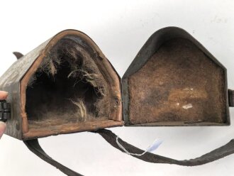 1.Weltkrieg, Tasche für den eisernen Armeefernsprecher aus feldgrau lackiertem Blech . Ungereinigtes Stück, der Trageriemen alt nachträglich befestigt und trocken.