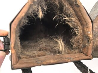1.Weltkrieg, Tasche für den eisernen Armeefernsprecher aus feldgrau lackiertem Blech . Ungereinigtes Stück, der Trageriemen alt nachträglich befestigt und trocken.