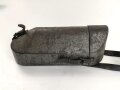 1.Weltkrieg, Tasche für den eisernen Armeefernsprecher aus feldgrau lackiertem Blech . Ungereinigtes Stück, der Trageriemen alt nachträglich befestigt und trocken.