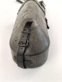 1.Weltkrieg, Tasche für den eisernen Armeefernsprecher aus feldgrau lackiertem Blech . Ungereinigtes Stück, der Trageriemen alt nachträglich befestigt und trocken.