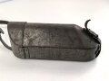 1.Weltkrieg, Tasche für den eisernen Armeefernsprecher aus feldgrau lackiertem Blech . Ungereinigtes Stück, der Trageriemen alt nachträglich befestigt und trocken.