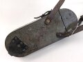 1.Weltkrieg, Tasche für den eisernen Armeefernsprecher aus feldgrau lackiertem Blech . Ungereinigtes Stück, der Trageriemen alt nachträglich befestigt und trocken.