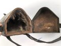 1.Weltkrieg, Tasche für den eisernen Armeefernsprecher aus feldgrau lackiertem Blech . Ungereinigtes Stück, der Trageriemen alt nachträglich befestigt und trocken.