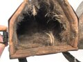 1.Weltkrieg, Tasche für den eisernen Armeefernsprecher aus feldgrau lackiertem Blech . Ungereinigtes Stück, der Trageriemen alt nachträglich befestigt und trocken.