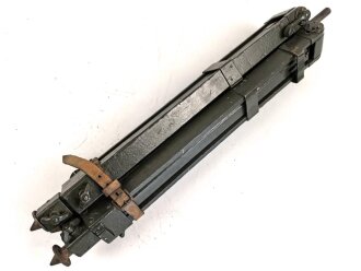 Gestell für Optik Reichswehr und frühe Wehrmacht, passend für Scherenfernrohr, Richtkreis, K-Blink.., Lichtsprechgerät. Guter Zustand, überlackiertes Stück, der oberste Teil lässt sich nicht ausziehen ( leicht verzogen und verbogen )