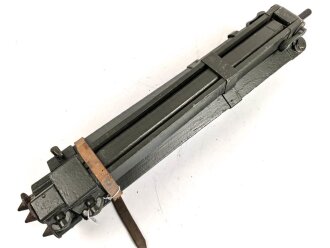Gestell für Optik Reichswehr und frühe Wehrmacht, passend für Scherenfernrohr, Richtkreis, K-Blink.., Lichtsprechgerät. Guter Zustand, überlackiertes Stück, der oberste Teil lässt sich nicht ausziehen ( leicht verzogen und verbogen )