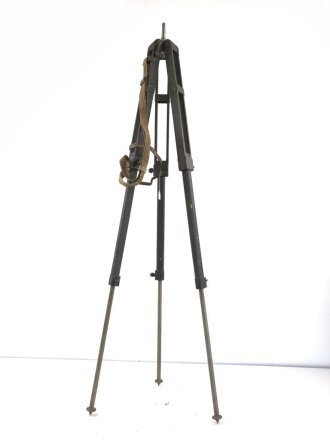 Gestell für Optik Reichswehr und frühe Wehrmacht, passend für Scherenfernrohr, Richtkreis, K-Blink.., Lichtsprechgerät. Guter Zustand, originaler Trageriemen. Zapfen original ?