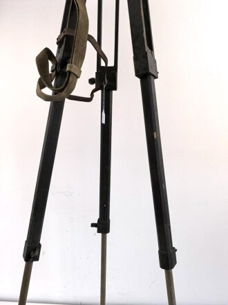 Gestell für Optik Reichswehr und frühe Wehrmacht, passend für Scherenfernrohr, Richtkreis, K-Blink.., Lichtsprechgerät. Guter Zustand, originaler Trageriemen. Zapfen original ?