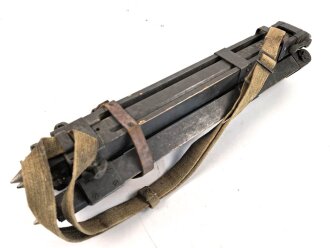 Gestell für Optik Reichswehr und frühe Wehrmacht, passend für Scherenfernrohr, Richtkreis, K-Blink.., Lichtsprechgerät. Guter Zustand, originaler Trageriemen. Zapfen original ?