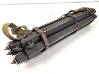 Gestell für Optik Reichswehr und frühe Wehrmacht, passend für Scherenfernrohr, Richtkreis, K-Blink.., Lichtsprechgerät. Guter Zustand, originaler Trageriemen. Zapfen original ?