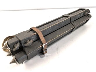 Gestell für Optik Reichswehr und frühe Wehrmacht, passend für Scherenfernrohr, Richtkreis, K-Blink.., Lichtsprechgerät. Guter Zustand, originaler Trageriemen. Zapfen original ?