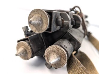 Gestell für Optik Reichswehr und frühe Wehrmacht, passend für Scherenfernrohr, Richtkreis, K-Blink.., Lichtsprechgerät. Guter Zustand, originaler Trageriemen. Zapfen original ?