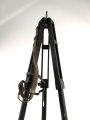 Gestell für Optik Reichswehr und frühe Wehrmacht, passend für Scherenfernrohr, Richtkreis, K-Blink.., Lichtsprechgerät. Guter Zustand, originaler Trageriemen. Zapfen original ?