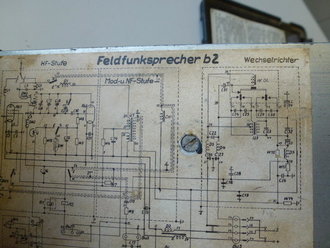 Feldfu b2, Baujahr 1944, Originallack, guter Zustand, mit Bandantenne. Funktion nicht geprüft