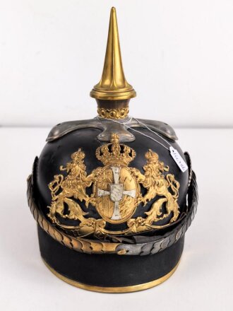 Bayern, Pickelhaube für eine Reserveoffizier der Kavallerie. Kriegsausführung, die vergoldung zum Teil vergangen. Zwei Sternsplinte fehlen. Keine Doppellöcher