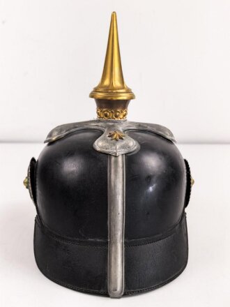 Bayern, Pickelhaube für eine Reserveoffizier der Kavallerie. Kriegsausführung, die vergoldung zum Teil vergangen. Zwei Sternsplinte fehlen. Keine Doppellöcher