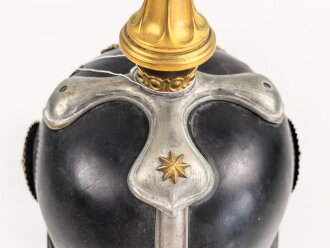 Bayern, Pickelhaube für eine Reserveoffizier der Kavallerie. Kriegsausführung, die vergoldung zum Teil vergangen. Zwei Sternsplinte fehlen. Keine Doppellöcher