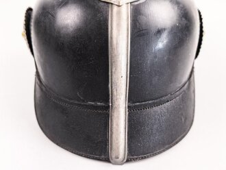 Bayern, Pickelhaube für eine Reserveoffizier der Kavallerie. Kriegsausführung, die vergoldung zum Teil vergangen. Zwei Sternsplinte fehlen. Keine Doppellöcher