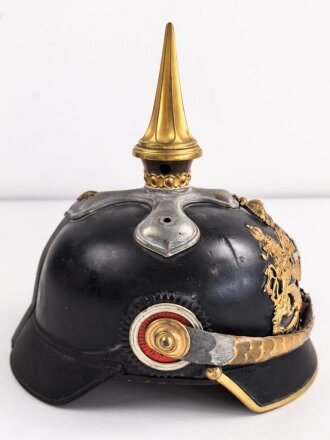 Bayern, Pickelhaube für eine Reserveoffizier der Kavallerie. Kriegsausführung, die vergoldung zum Teil vergangen. Zwei Sternsplinte fehlen. Keine Doppellöcher