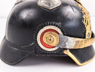 Bayern, Pickelhaube für eine Reserveoffizier der Kavallerie. Kriegsausführung, die vergoldung zum Teil vergangen. Zwei Sternsplinte fehlen. Keine Doppellöcher