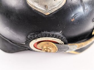 Bayern, Pickelhaube für eine Reserveoffizier der Kavallerie. Kriegsausführung, die vergoldung zum Teil vergangen. Zwei Sternsplinte fehlen. Keine Doppellöcher