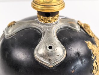 Bayern, Pickelhaube für eine Reserveoffizier der Kavallerie. Kriegsausführung, die vergoldung zum Teil vergangen. Zwei Sternsplinte fehlen. Keine Doppellöcher