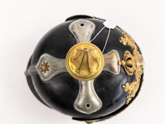 Bayern, Pickelhaube für eine Reserveoffizier der Kavallerie. Kriegsausführung, die vergoldung zum Teil vergangen. Zwei Sternsplinte fehlen. Keine Doppellöcher