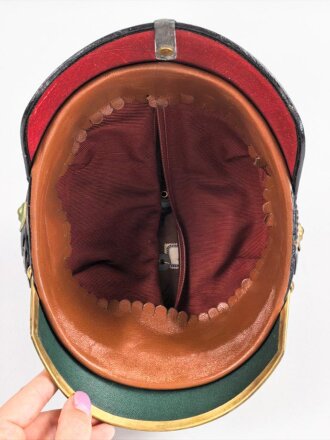 Bayern, Pickelhaube für eine Reserveoffizier der Kavallerie. Kriegsausführung, die vergoldung zum Teil vergangen. Zwei Sternsplinte fehlen. Keine Doppellöcher