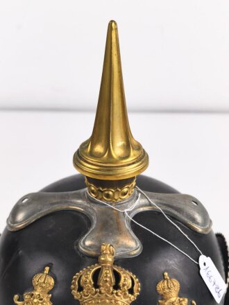 Bayern, Pickelhaube für eine Reserveoffizier der Kavallerie. Kriegsausführung, die vergoldung zum Teil vergangen. Zwei Sternsplinte fehlen. Keine Doppellöcher