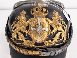 Bayern, Pickelhaube für eine Reserveoffizier der Kavallerie. Kriegsausführung, die vergoldung zum Teil vergangen. Zwei Sternsplinte fehlen. Keine Doppellöcher