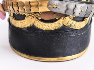 Bayern, Pickelhaube für eine Reserveoffizier der Kavallerie. Kriegsausführung, die vergoldung zum Teil vergangen. Zwei Sternsplinte fehlen. Keine Doppellöcher